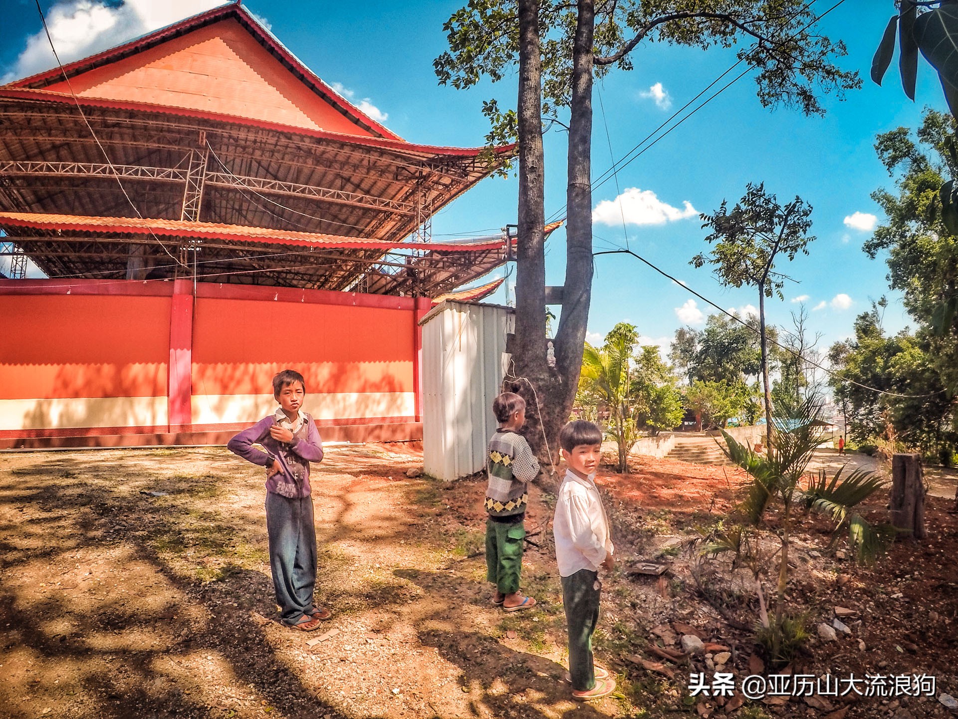 中缅边境的佛寺,旅途中遇到藏区僧人