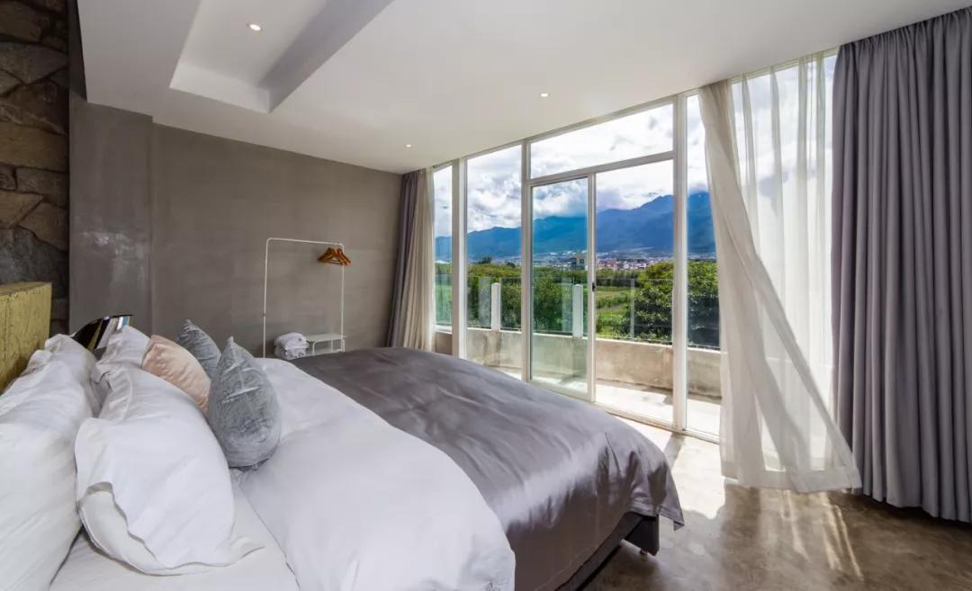 他建了一个3000㎡的浪漫花园，情侣不远千里只为一场草坪婚礼