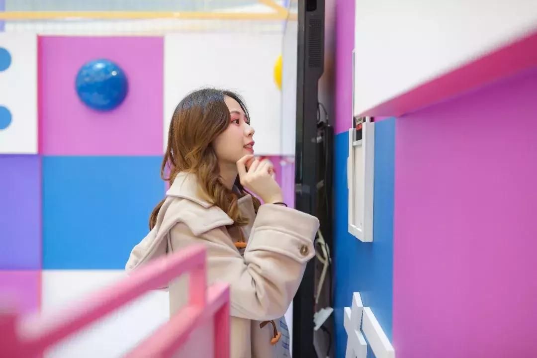 百度在上海再开快闪店！能和机器玩变脸，还能给自己做表情包！