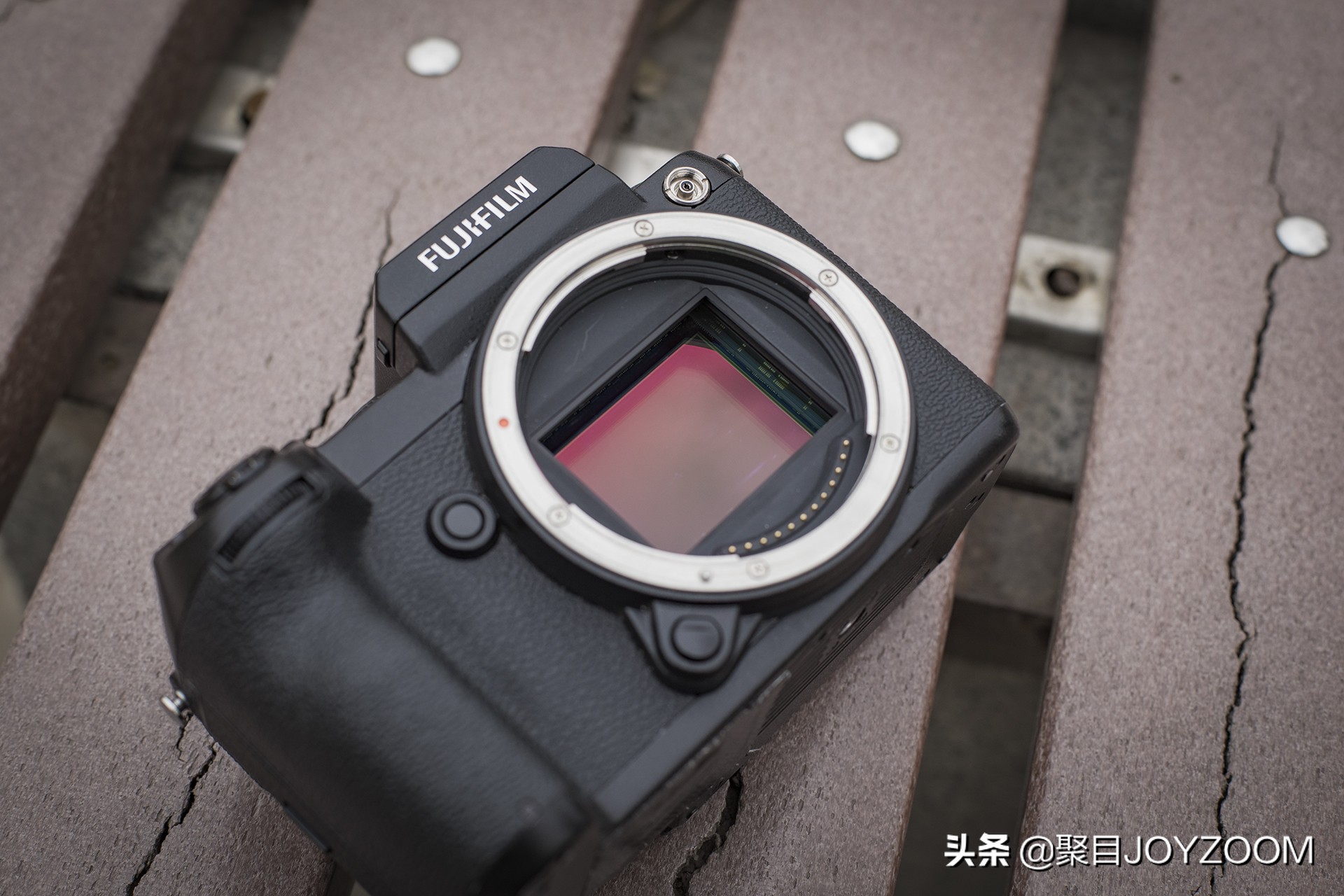 聚目体验丨底大一级真能压“死”人？佳能1DX2VS富士GFX50S