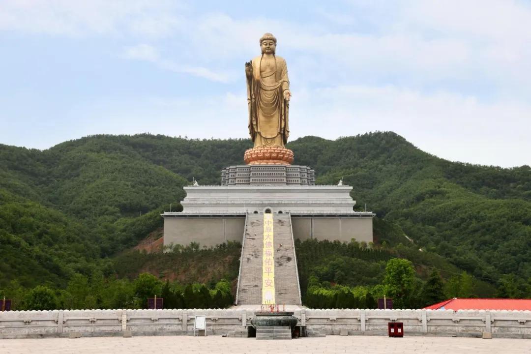 从荆州关公到贵州女神：中国建筑为啥越建越大、越建越土？