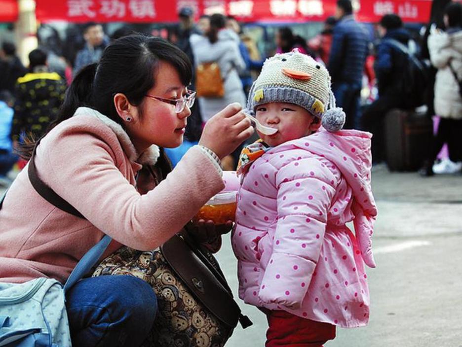 这10种食物不要给1岁内宝宝吃，被列入辅食黑名单，爸妈的要牢记