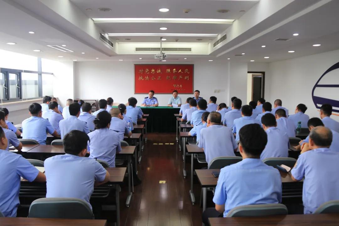 上海铁警全员待命,上海铁警坚守岗位图片