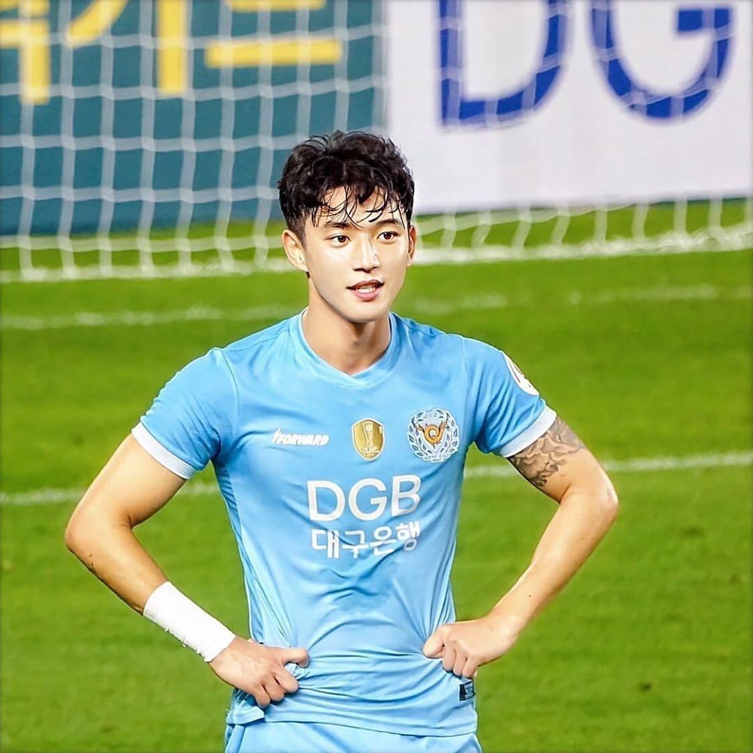 这个足球天才帅到犯规,靠奶狗颜爆红ins,宽肩窄臀颜值不输爱豆