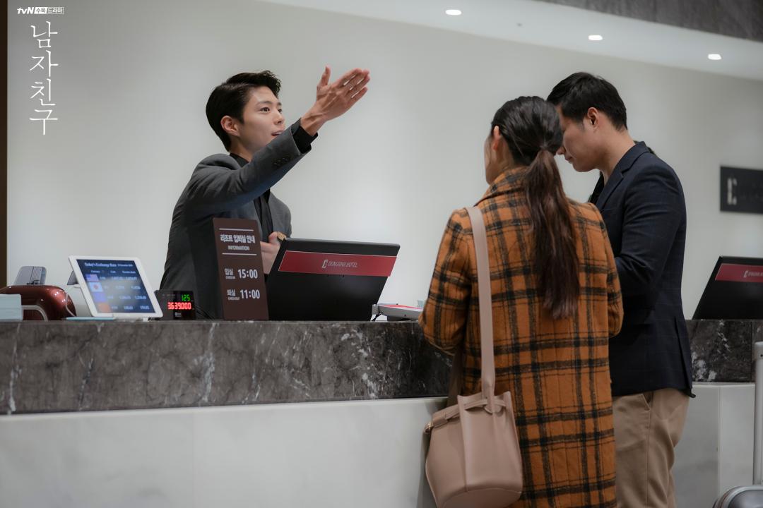 “别看了，你买不起”丨我在奢侈品店，看到了人间真实