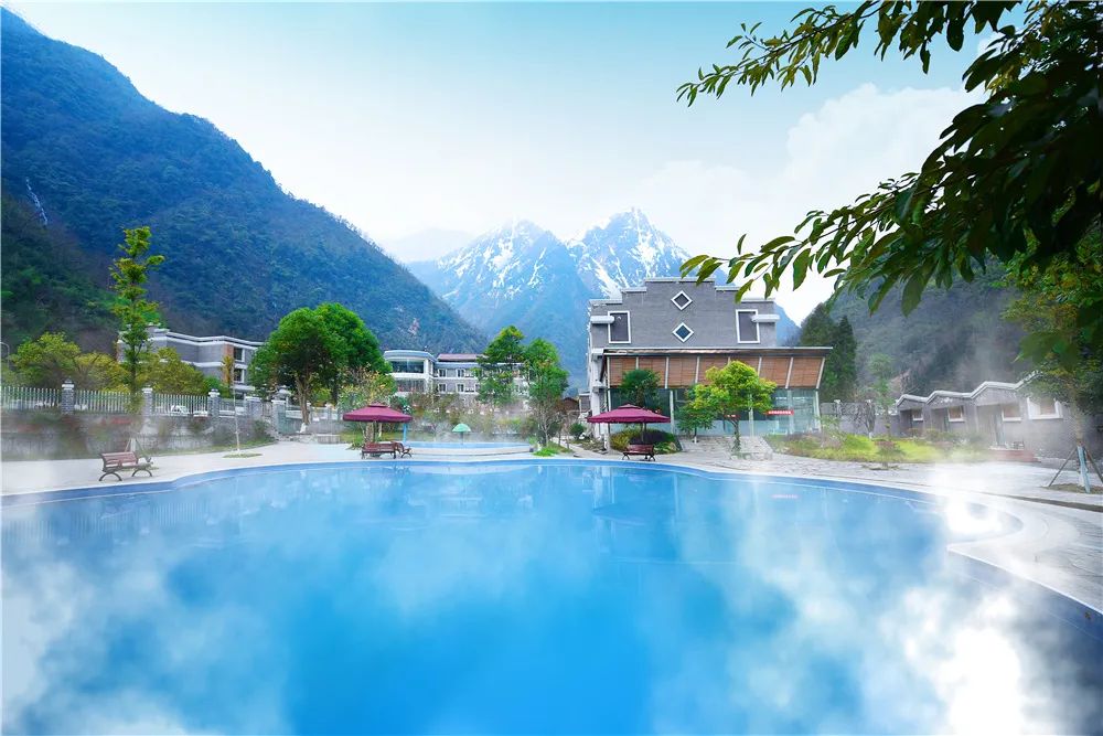 天冷温泉安排图片,温泉天冷要加衣服