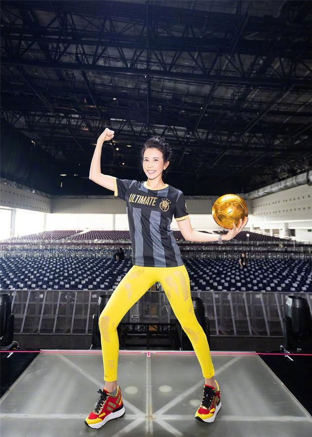 莫文蔚穿皮裤,穿牛仔裤的莫文蔚