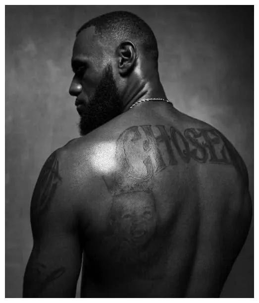 迷倒杜兰特要喝其洗澡水的斯嘉丽，她后背的纹身是这个时代的符号