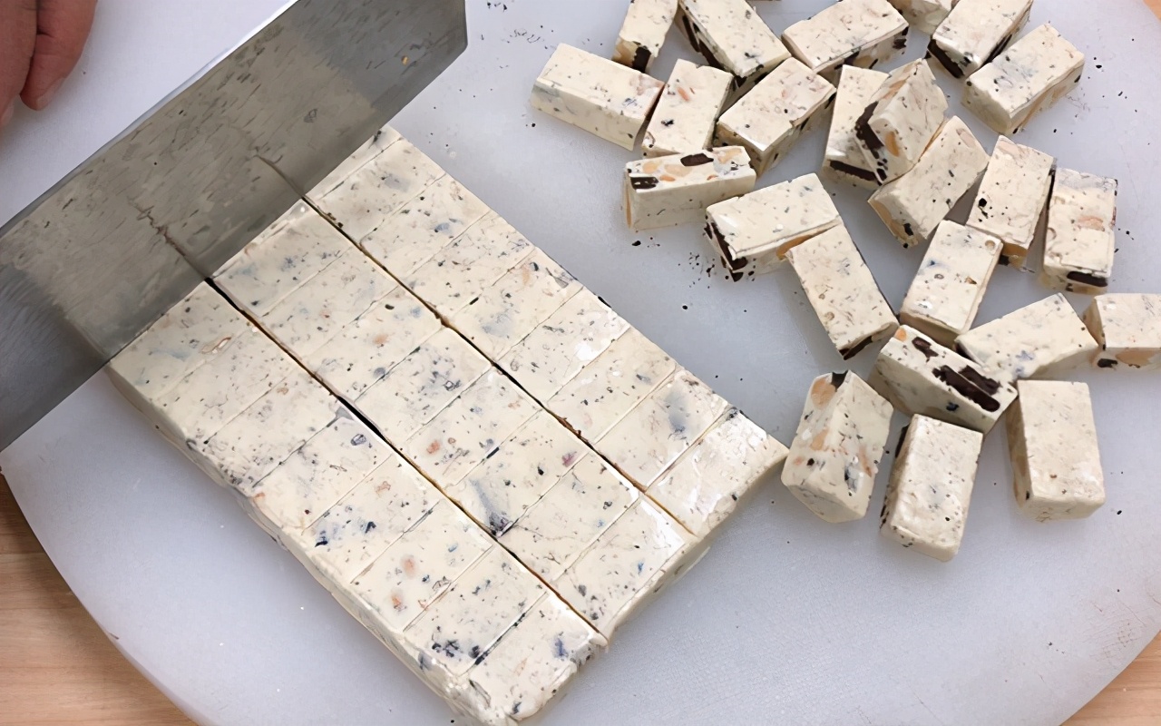 快过年了做软糯牛轧糖,自己做的牛轧糖味道棒棒哒