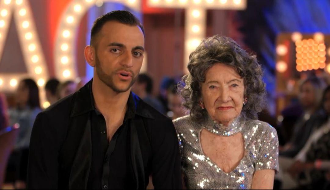 瑜伽奶奶77岁开始练习瑜伽,73岁的老奶奶练瑜伽坚持13年