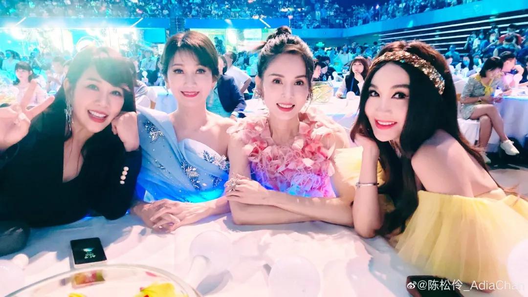 谢霆锋在台下看王菲和刘德华,谢霆锋看王菲表演