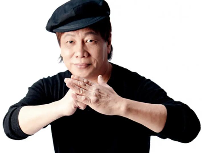 梁小龙穿中山装商演,港星梁小龙多少岁