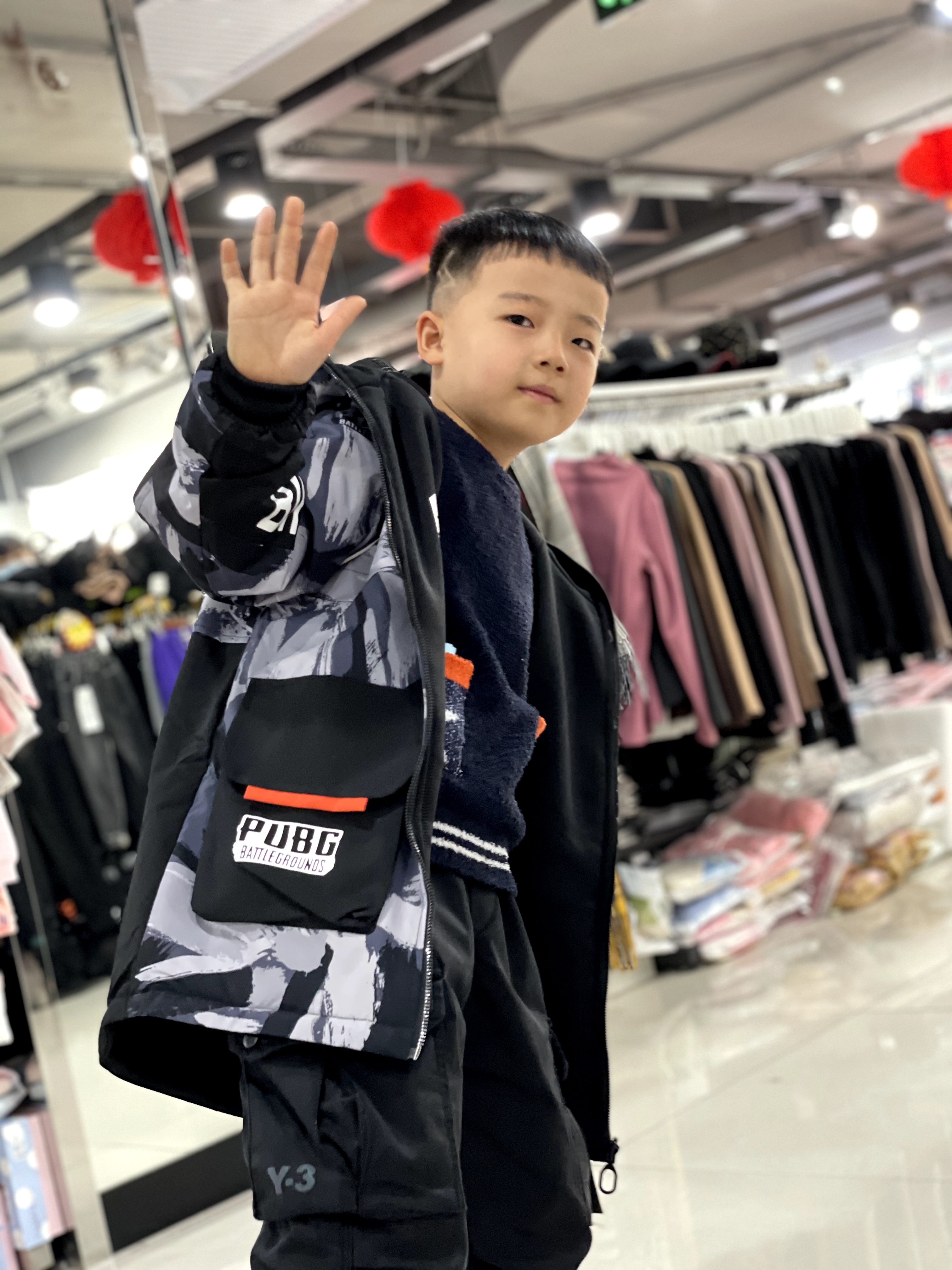 9岁男孩*鸡做**蛋灌饼走红网络！单手打蛋手法娴！周末给父母帮忙！很多“吃货”慕名而来……