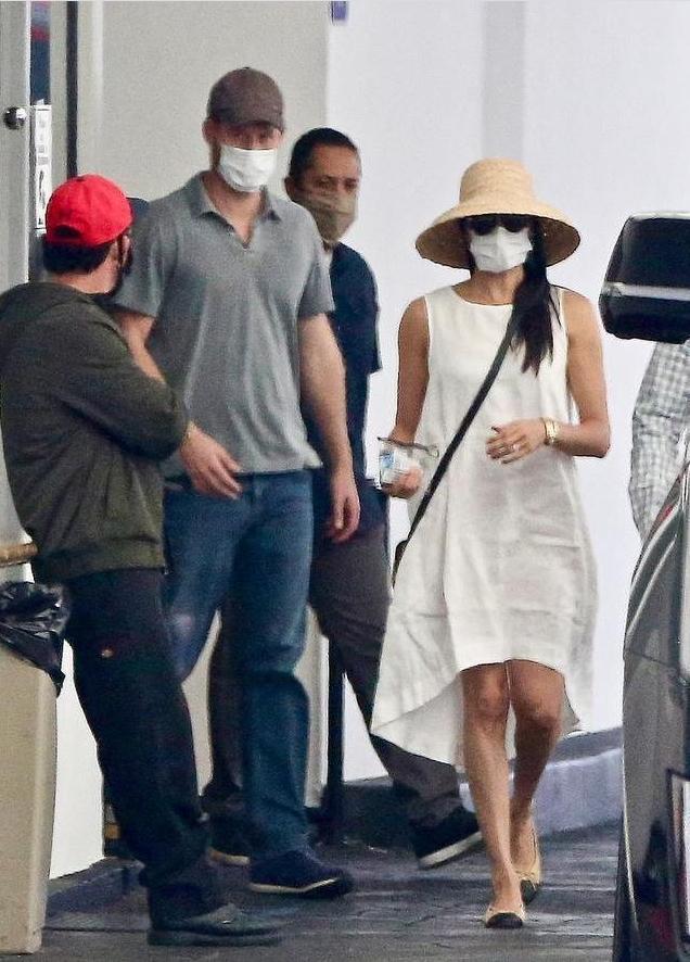 39岁梅根与小12岁章泽天真默契，同款卡地亚手镯美出不同气质