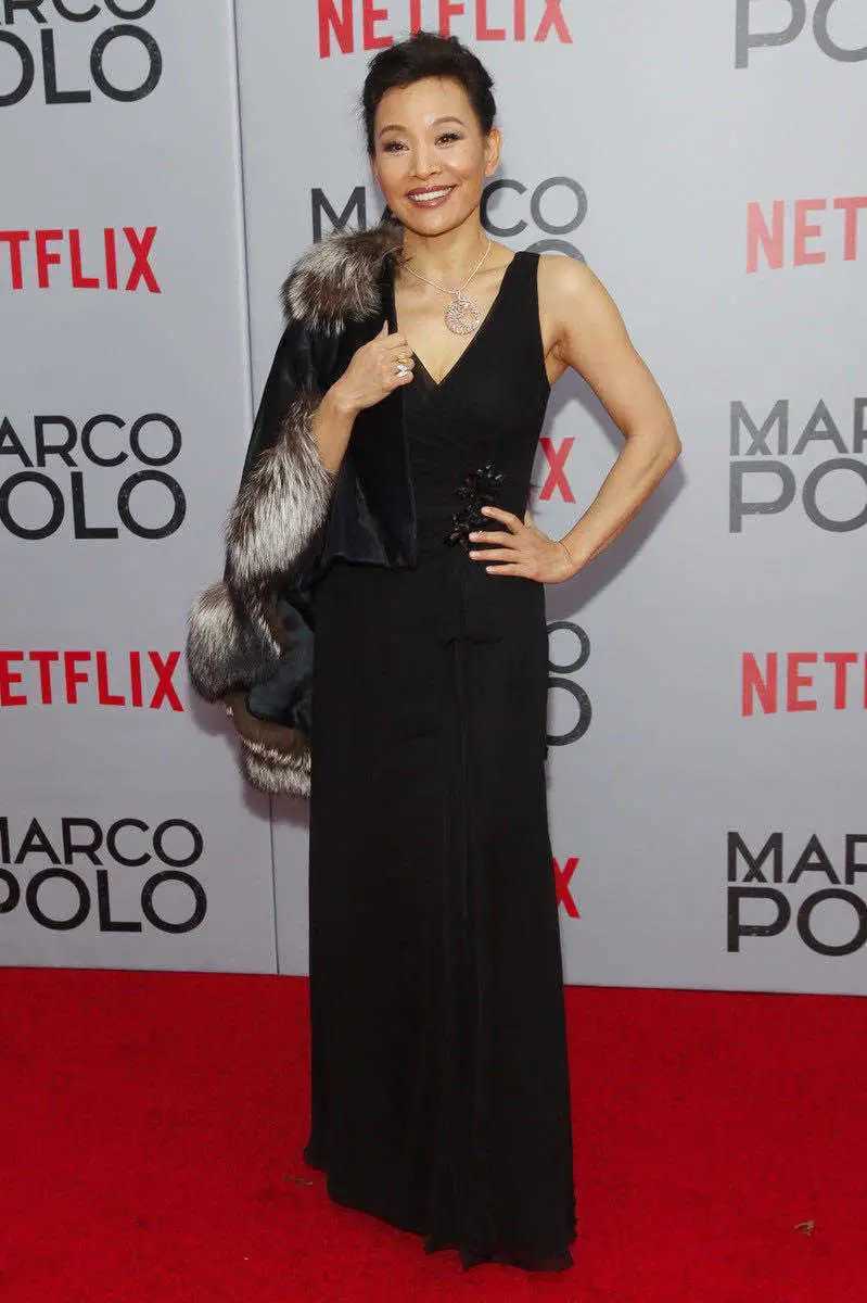 陈冲哪有岁月痕迹,59岁陈冲穿搭