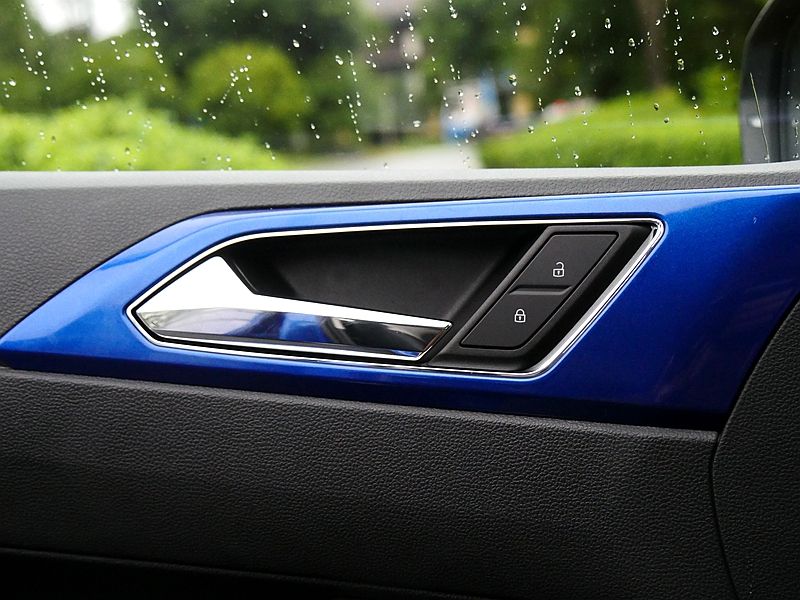 大众poloplus纵情乐活版,大众poloplus和飞度哪个好