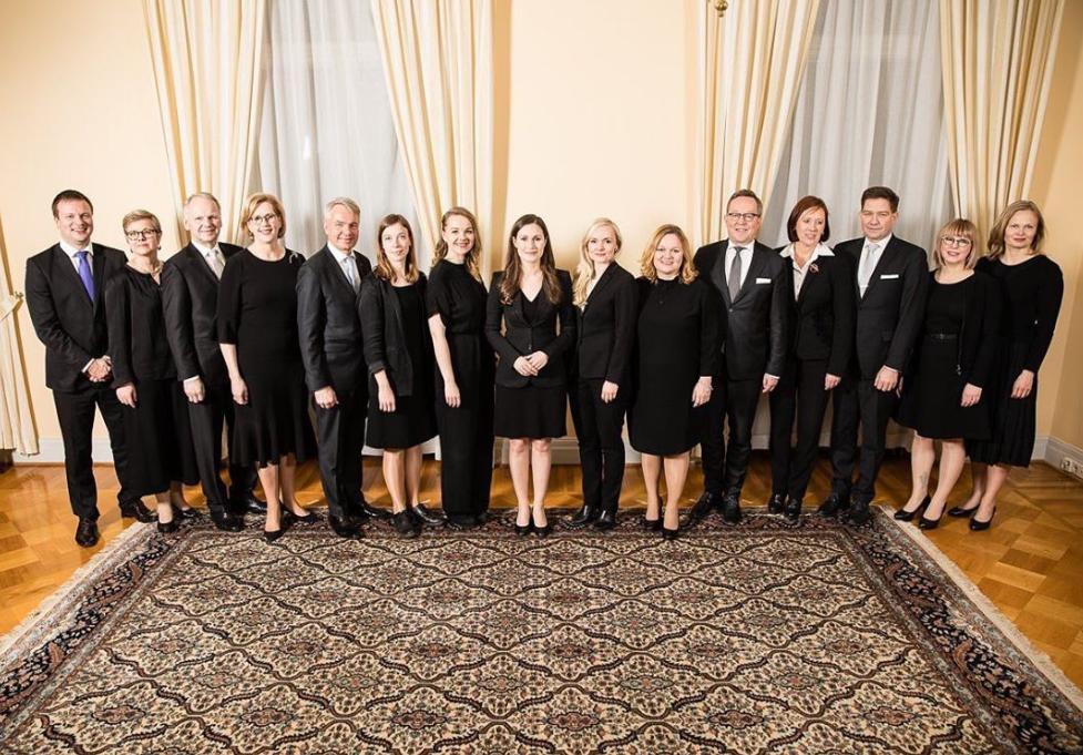 芬兰34岁美女总理自拍图曝光：喜欢与帅哥合影，爱分享私生活