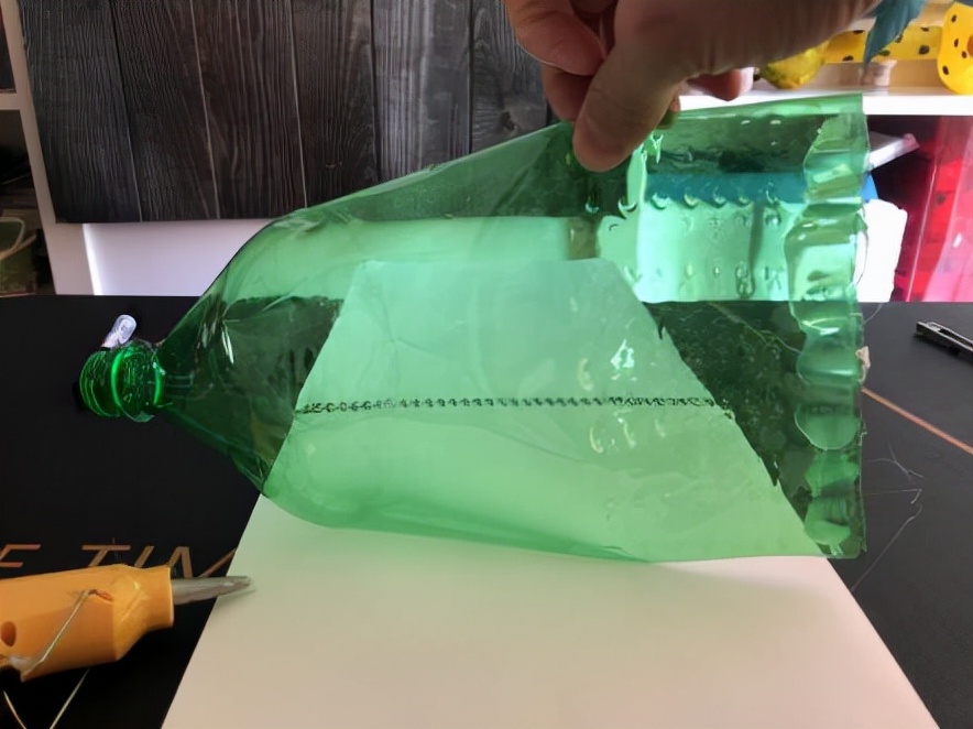 废物利用手工假山鱼缸,矿泉水瓶废物利用养金鱼