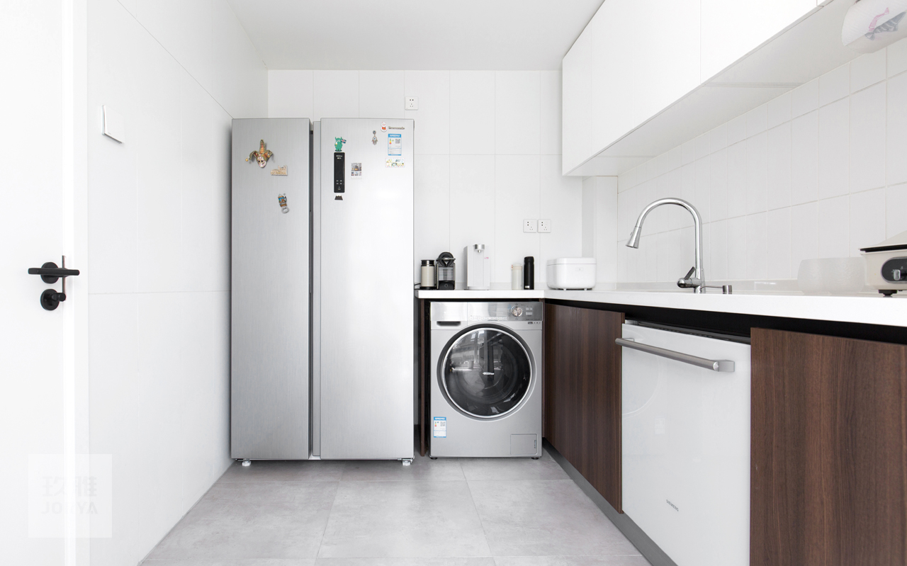 这家的电视柜既能收纳，也是喵星人乐园​