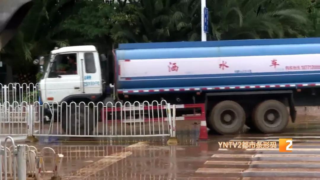 约200辆车泡了一整天,路上淤泥堆积难以通行,西市区为何淹积水那么严重?