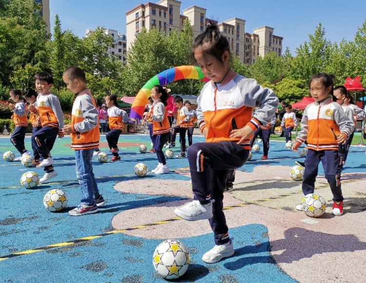 足球从娃娃抓起完整版,足球从娃娃抓起内容