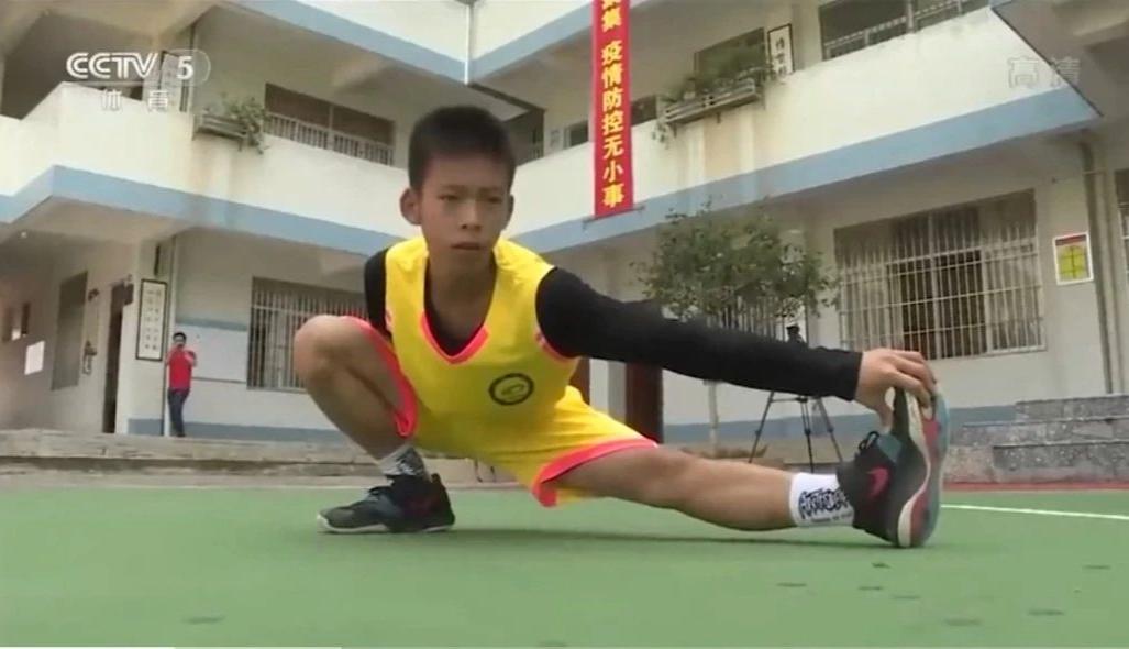 13岁独臂篮球少年网络爆红,广东独臂篮球少年成为运动员