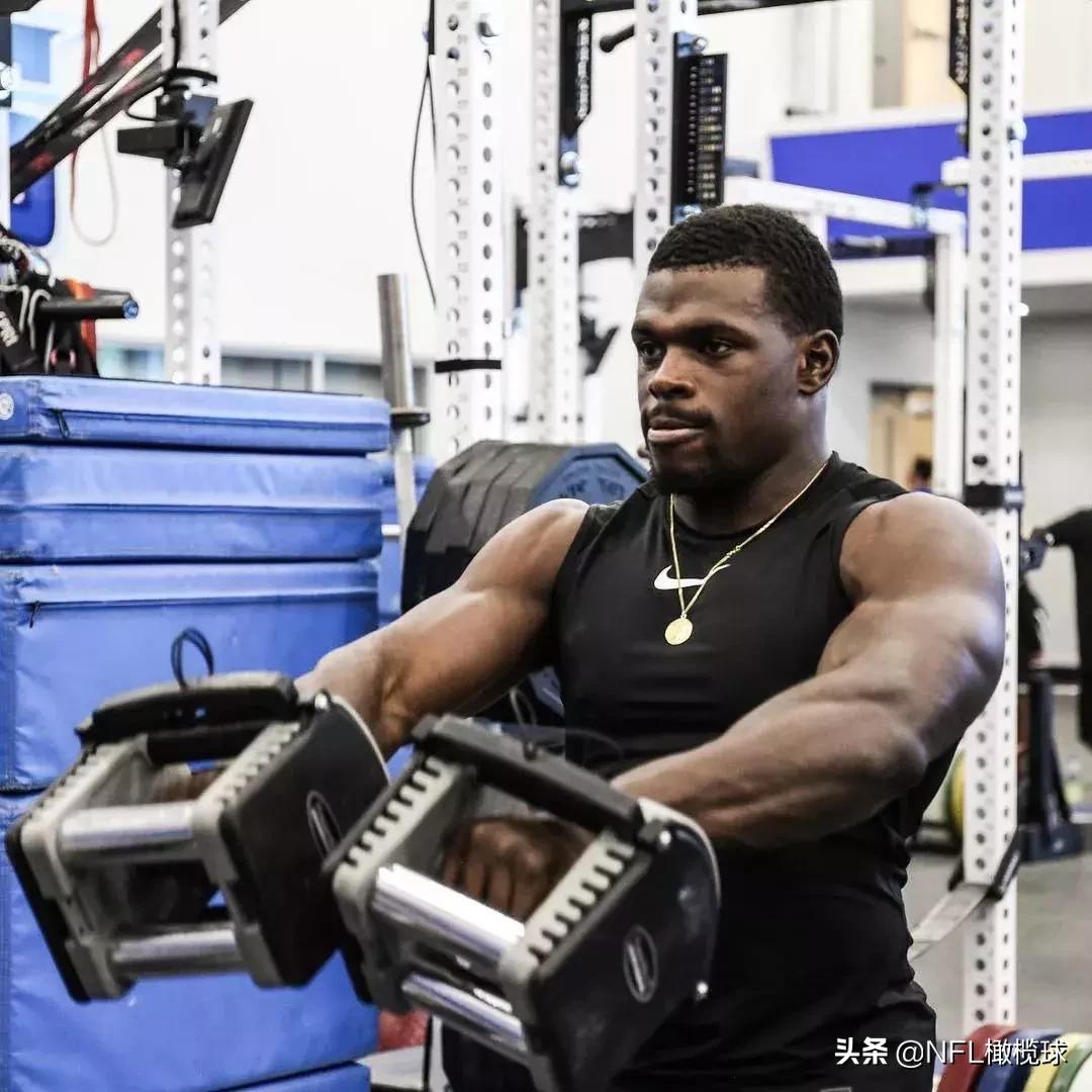 远渡重洋3000英里,英国小伙儿韦德执着追逐NFL橄榄球梦