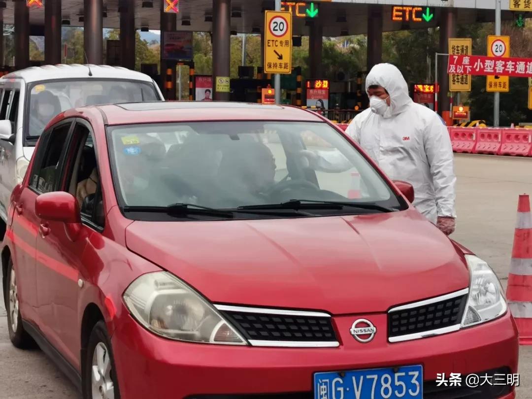 一抹志愿红点亮文明城,一抹志愿红一颗志愿心