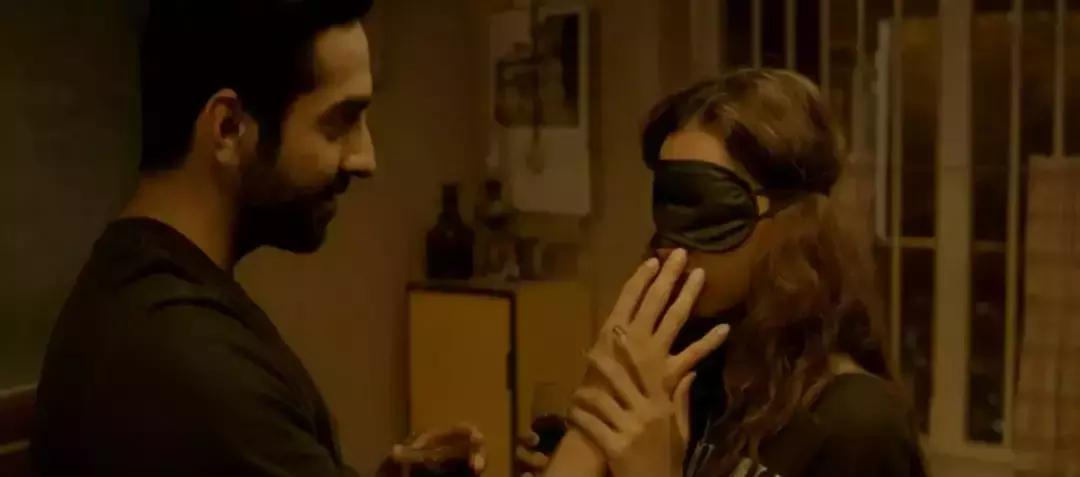 装瞎误闯凶案现场，憋尿看完怒打五星