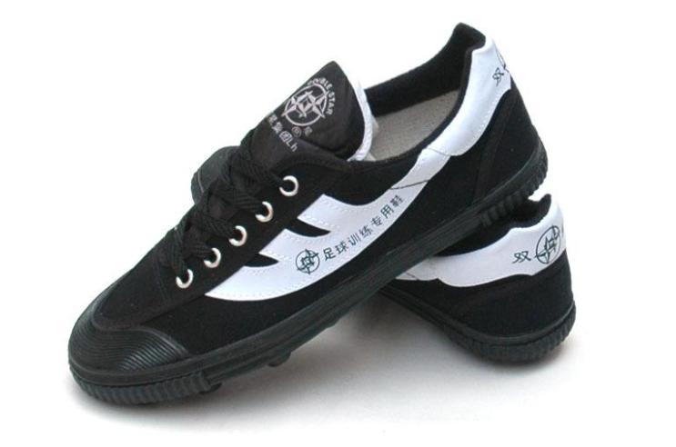 足球鞋买阿迪的还是耐克的好呢,不买阿迪耐克