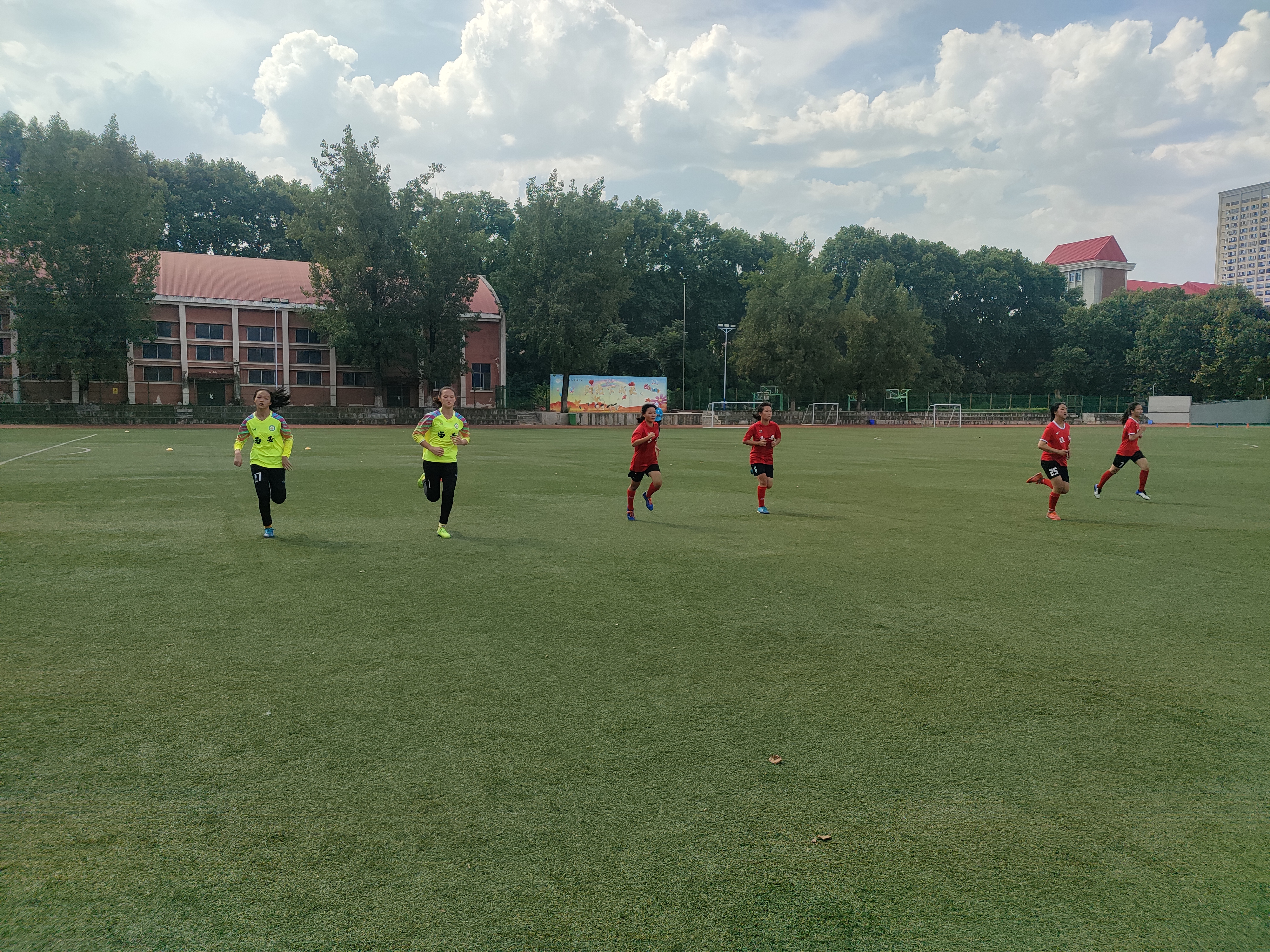 西安第二外国语学校建设,学校开展足球特色教育