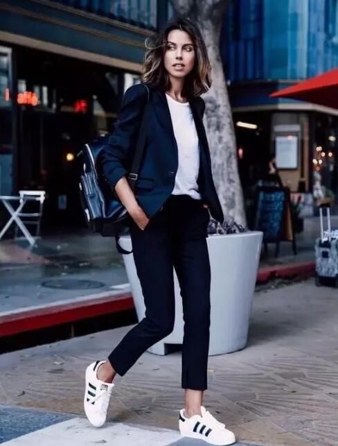 白皮鞋脏了拿什么擦干净,皮鞋用鞋油和护手霜哪个好