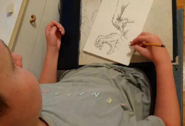 00后三岁开始画画,记住人体全部肌肉骨骼,却被家长认为患自闭症