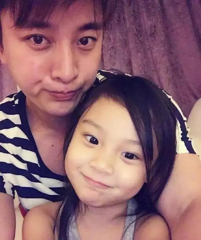 李小璐离婚后首次晒与贾乃亮合照,李小璐陪甜馨游玩疑和贾乃亮同行