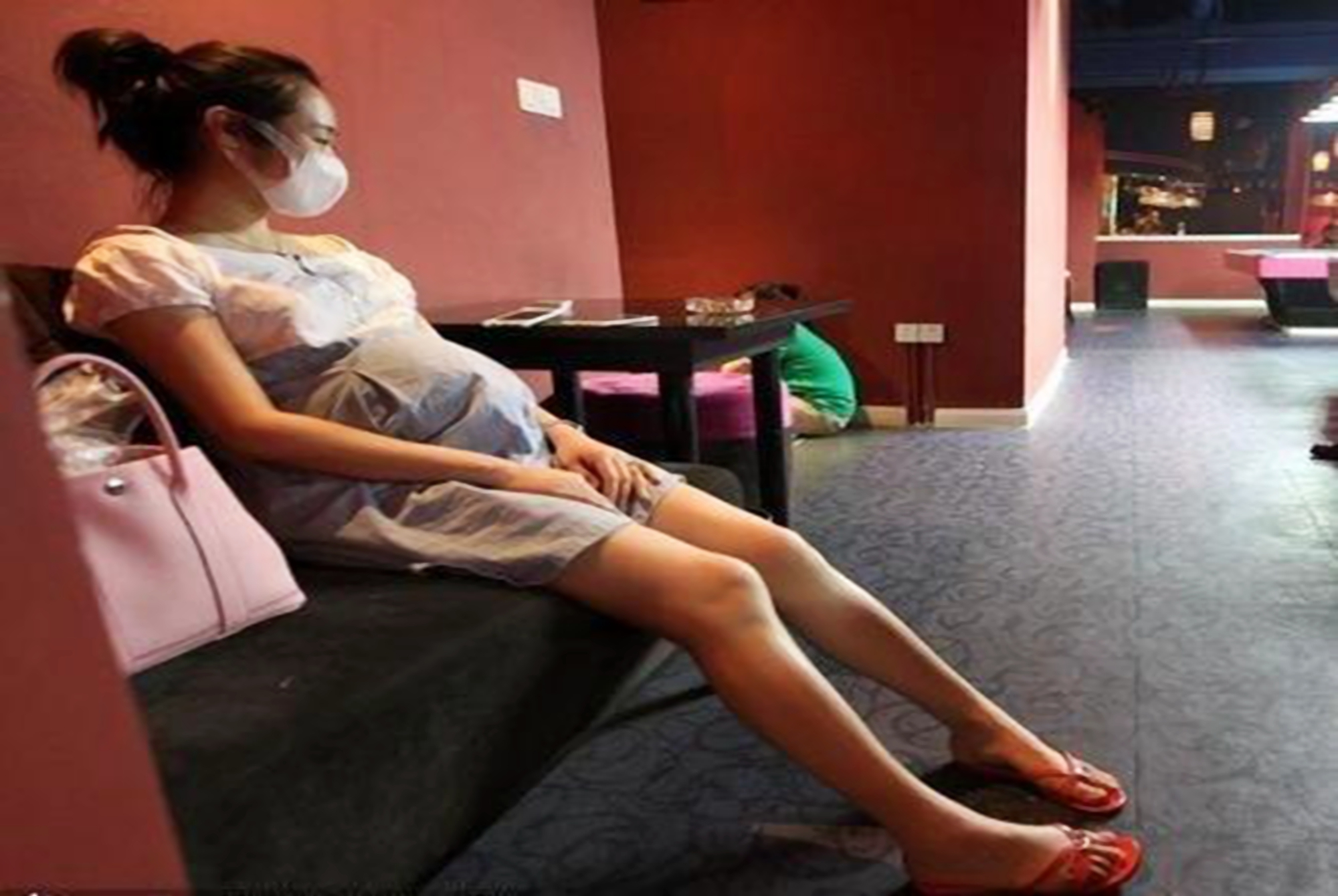 孕妈肚子一跳,孕妈吃多了胎儿会打嗝