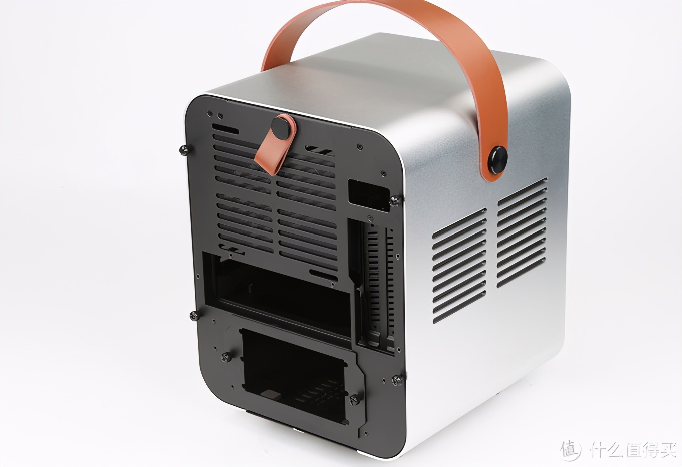 一台可以玩大型游戏的主机,可以拎起来的电脑主机