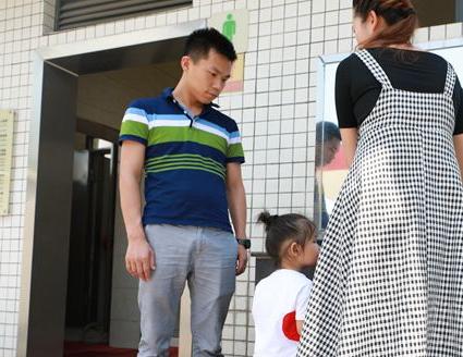 儿子把502胶水吃进嘴里，爸爸果断的处理方式，医生看了都称赞