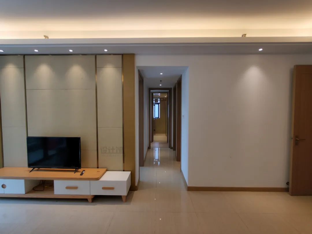 沙发摆在客厅的哪个位置好看,客厅沙发如何摆放显得空间大