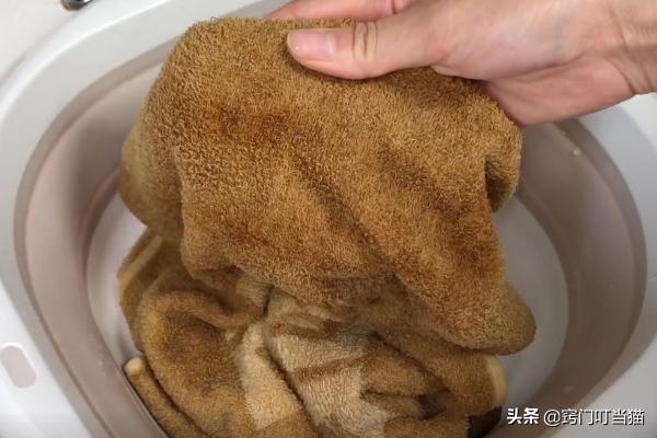 毛巾用久了就发粘怎么清除,毛巾用久了变硬有异味怎么处理