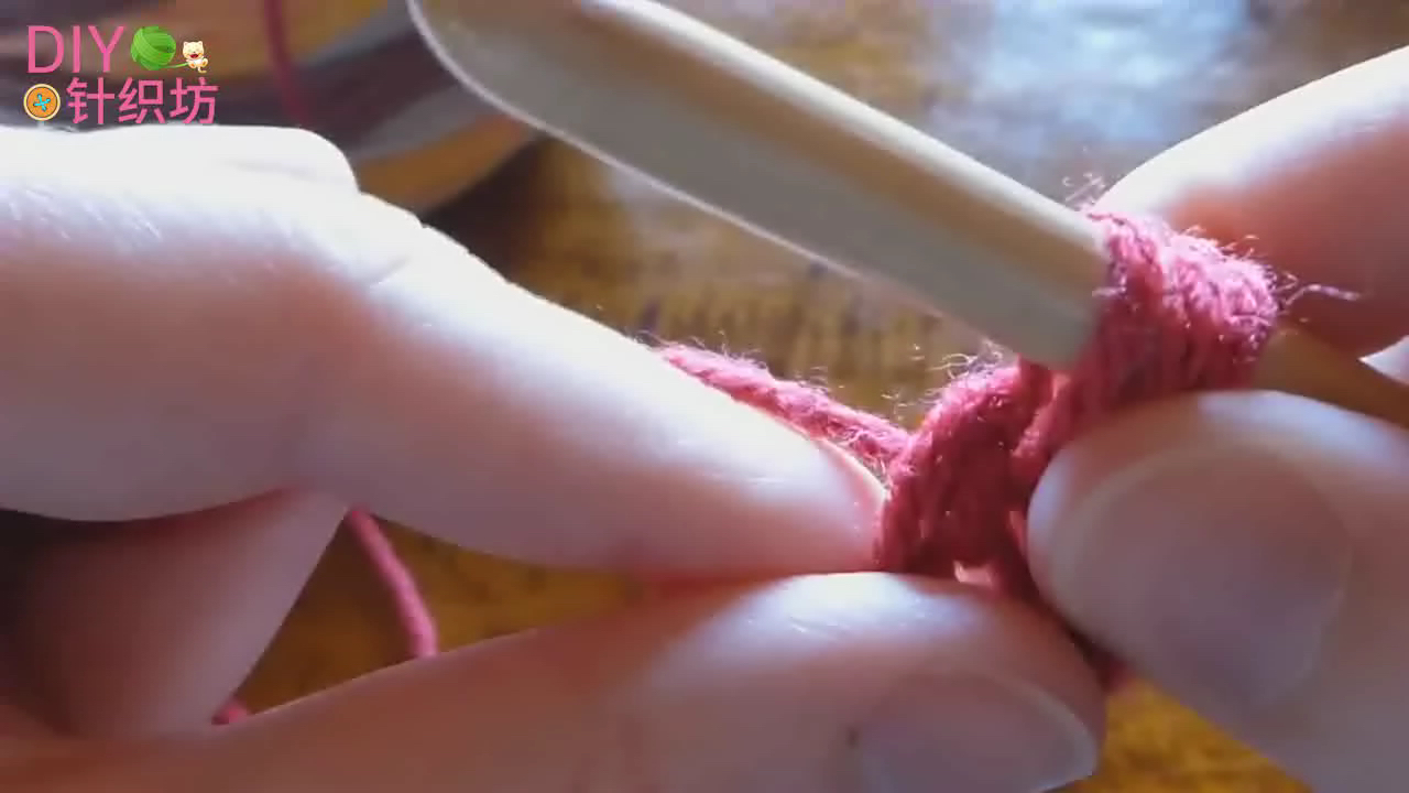 钩织三角围巾花样图,时尚毛线围巾钩法