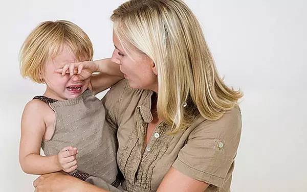 小孩不听话撒泼怎么教育,孩子撒泼耍赖哭闹不止