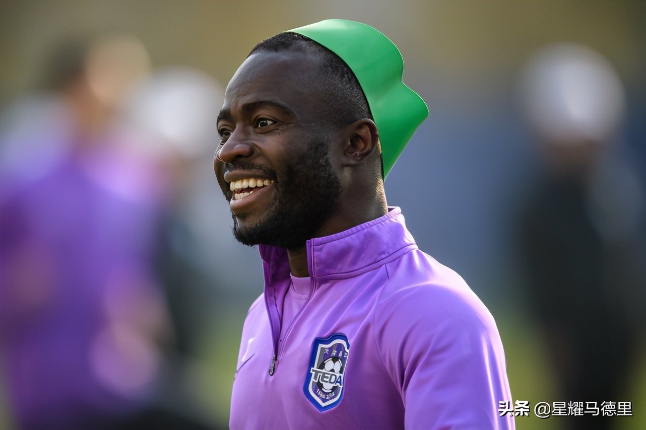 太憨了！泰达王牌外援头顶绿帽训练引哄笑，被告知寓意后怒摔帽子