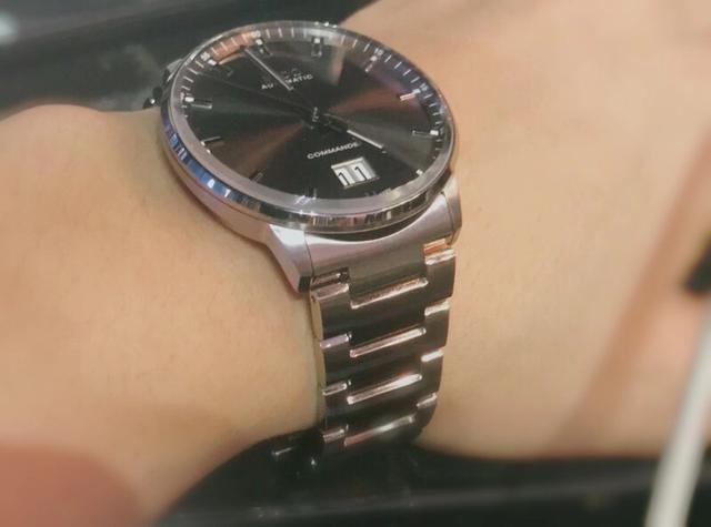 底蕴不输梅花，实力比肩浪琴的文艺青年，到底何方神圣？