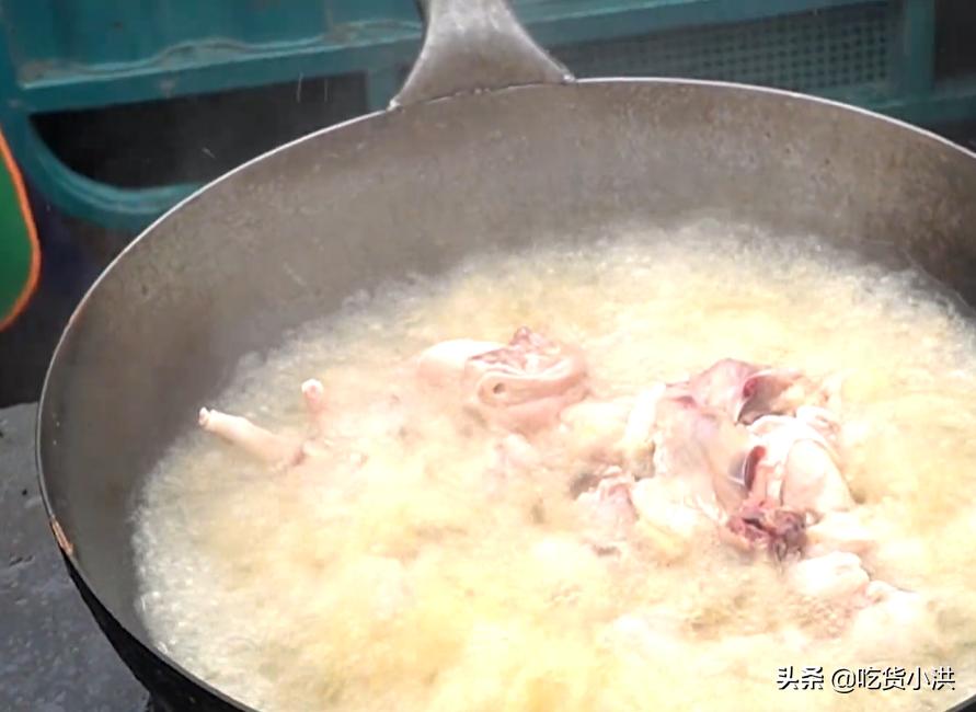 临沂炒鸡夫妻,临沂小哥露天卖炒鸡