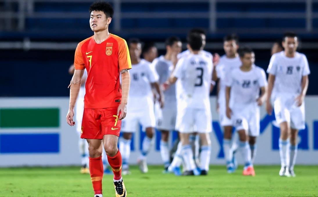 始于恶意犯规、终于奖杯迟到，2019赛季中超从头“闹”到尾