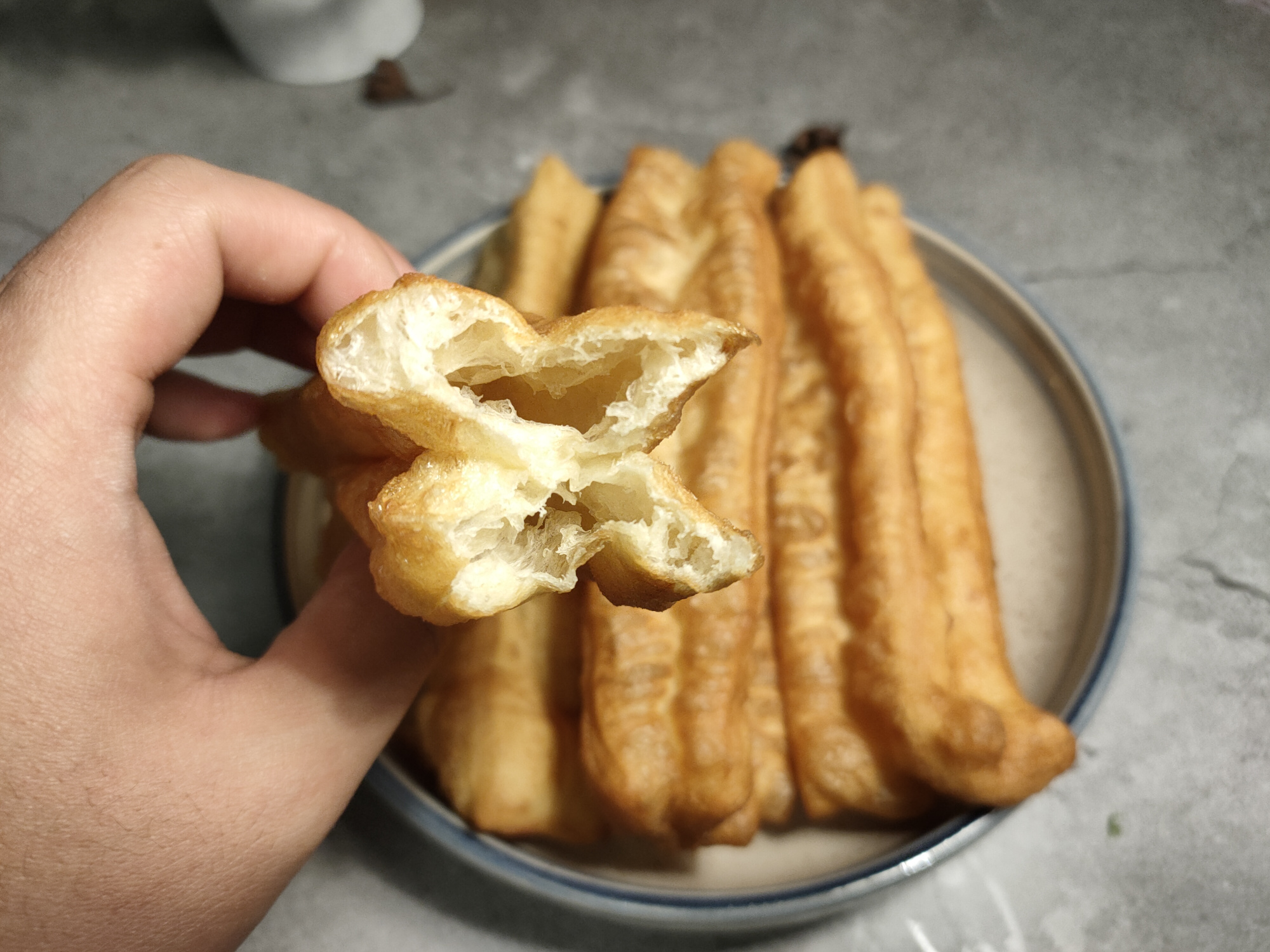 泡打粉炸油条的技巧和配方酥脆,油条怎么炸又酥又脆不用泡打粉