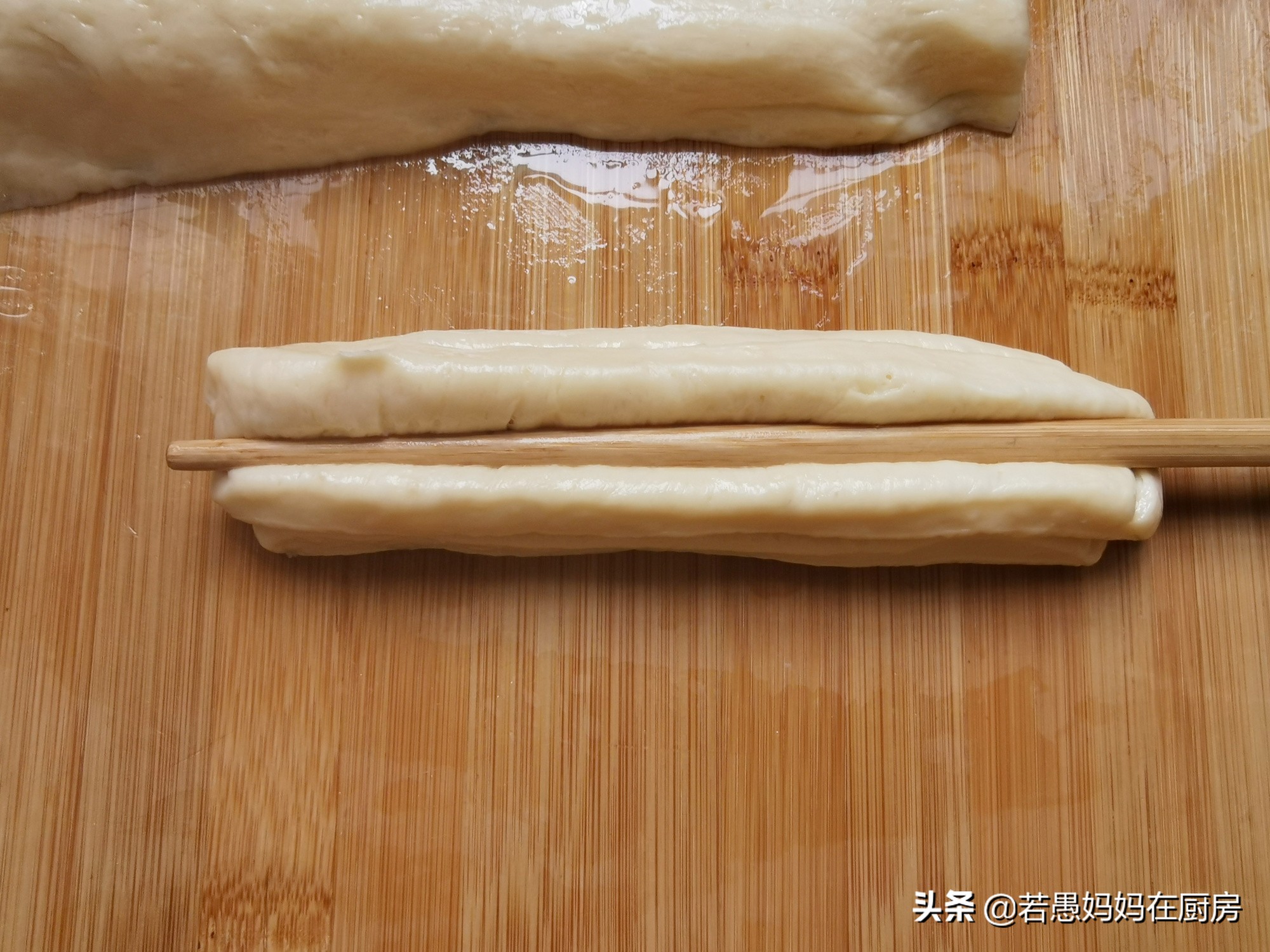 怎样在家做油条外酥里软,最健康油条做法外酥内嫩口感松软