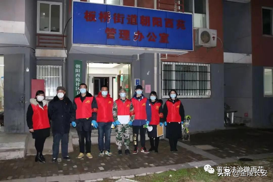 我是一颗小小的石头埋在泥土中,我是一颗小小的石头埋在泥土之中