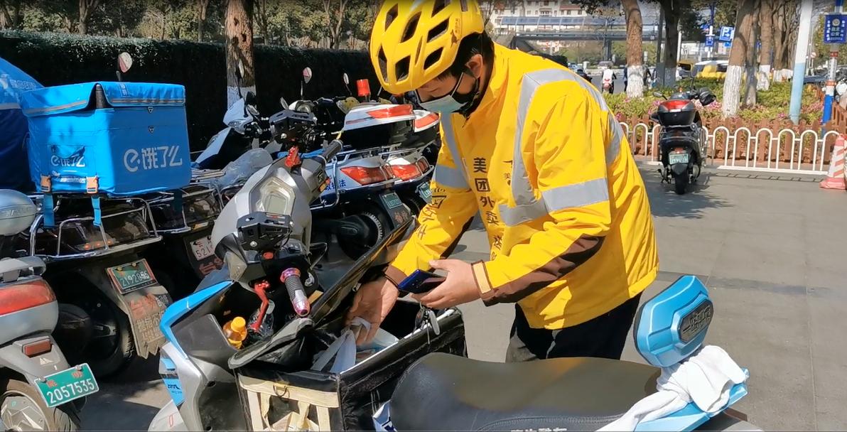 外卖小哥，用车轮温暖着昆明