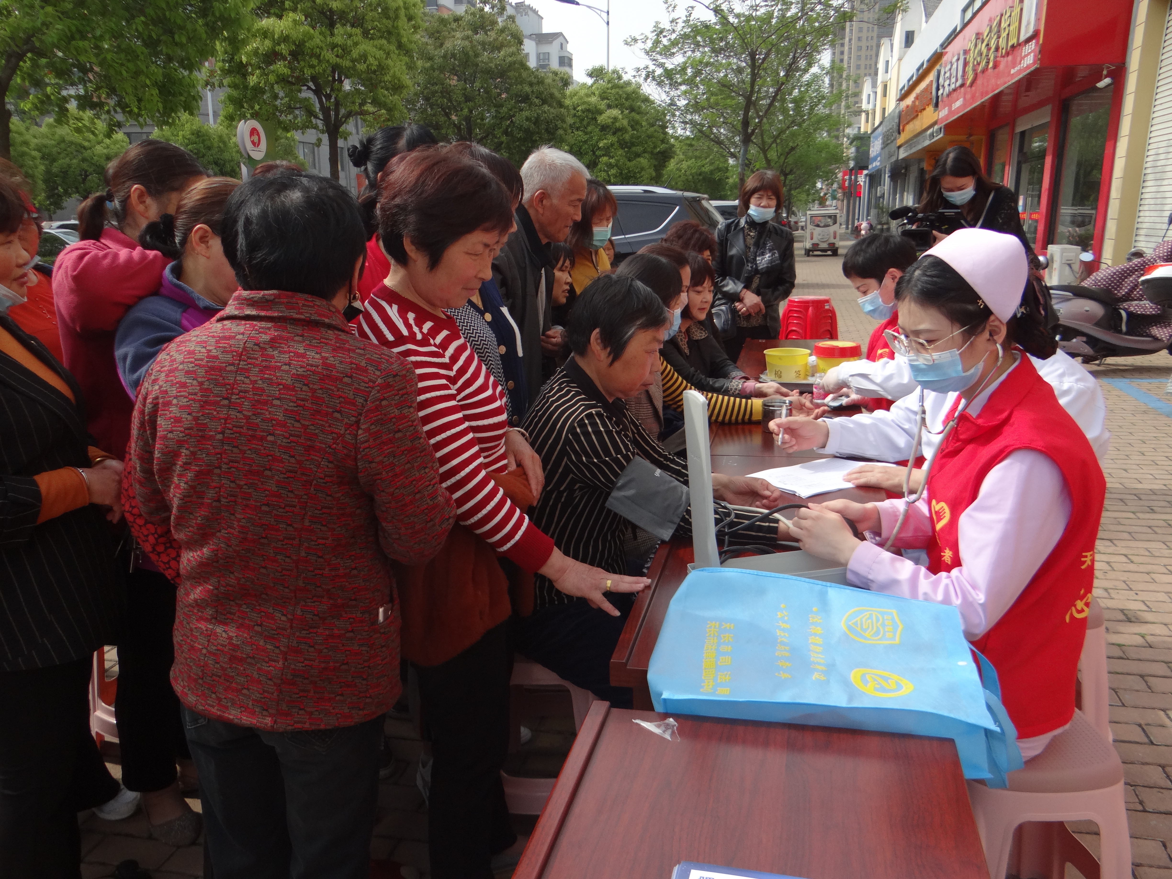 爱心医院开展健康扶贫义诊活动,母亲健康快车公益活动